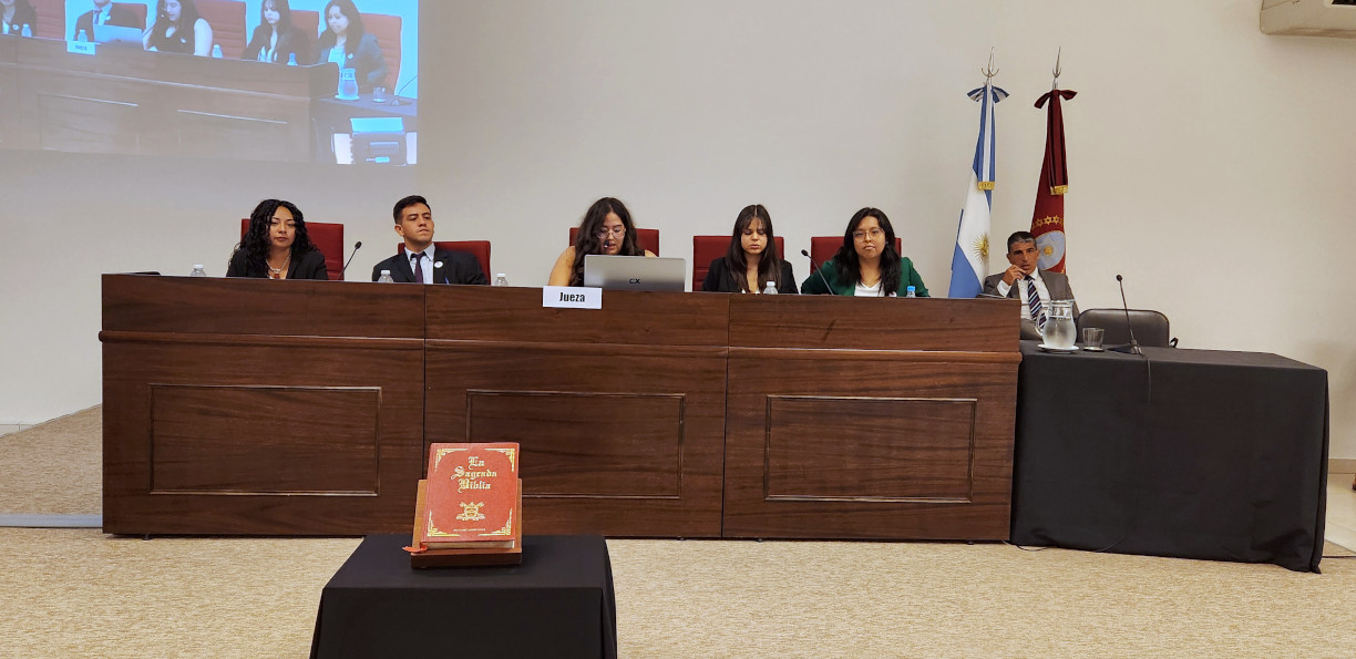 fotografía: Veredicto de alumnos de la carrera de abogacía en un simulacro de juicio por jurados
