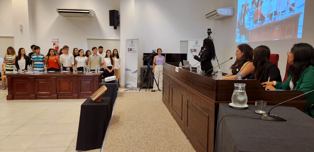 fotografía. Veredicto de alumnos de la carrera de abogacía en un simulacro de juicio por jurados