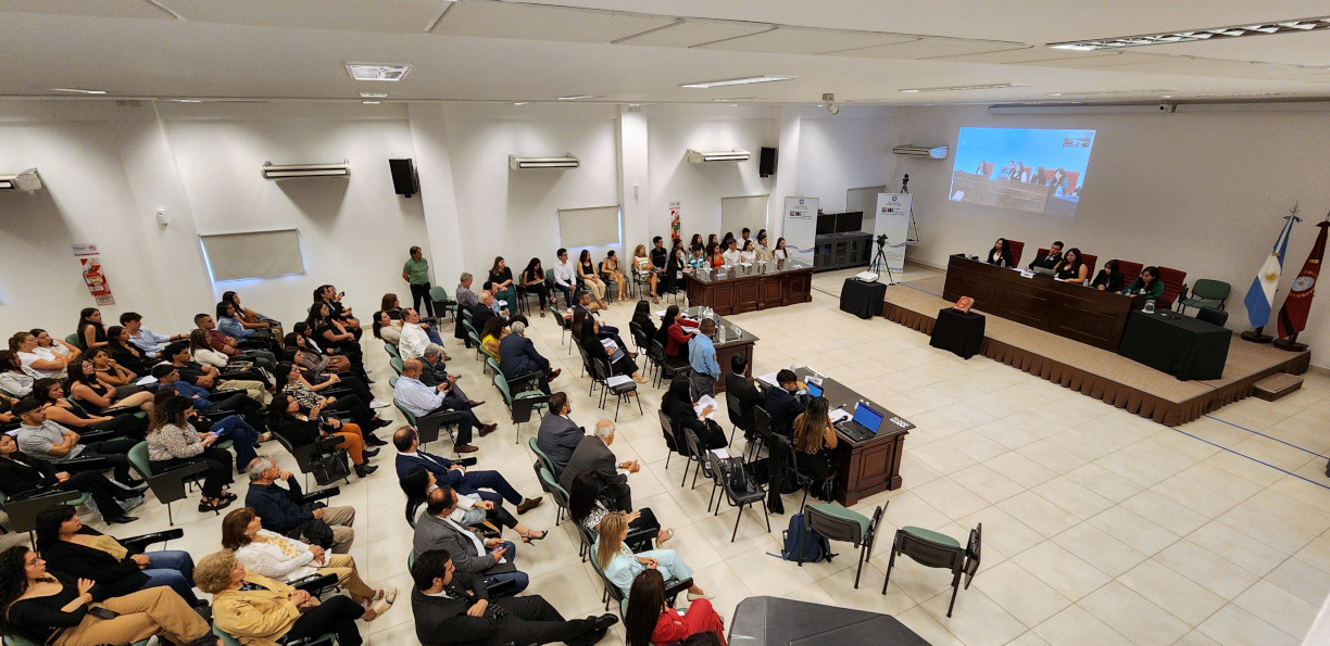 fotografía. Veredicto de alumnos de la carrera de abogacía en un simulacro de juicio por jurados