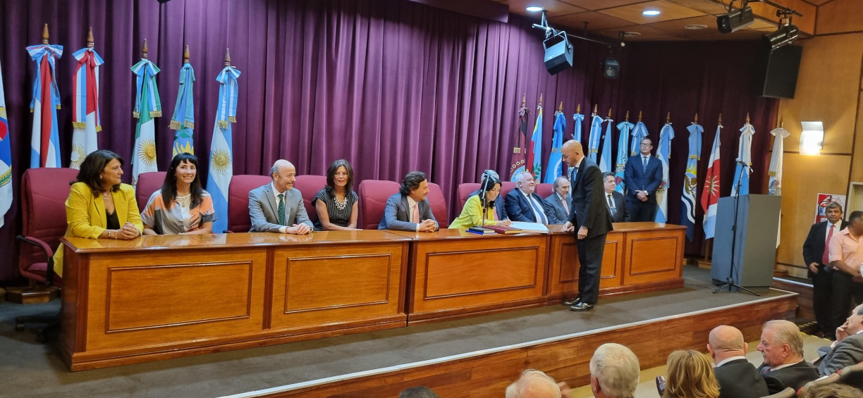 Fotografía Juramento jueza de Corte de Justicia María Edit Nallim estrado