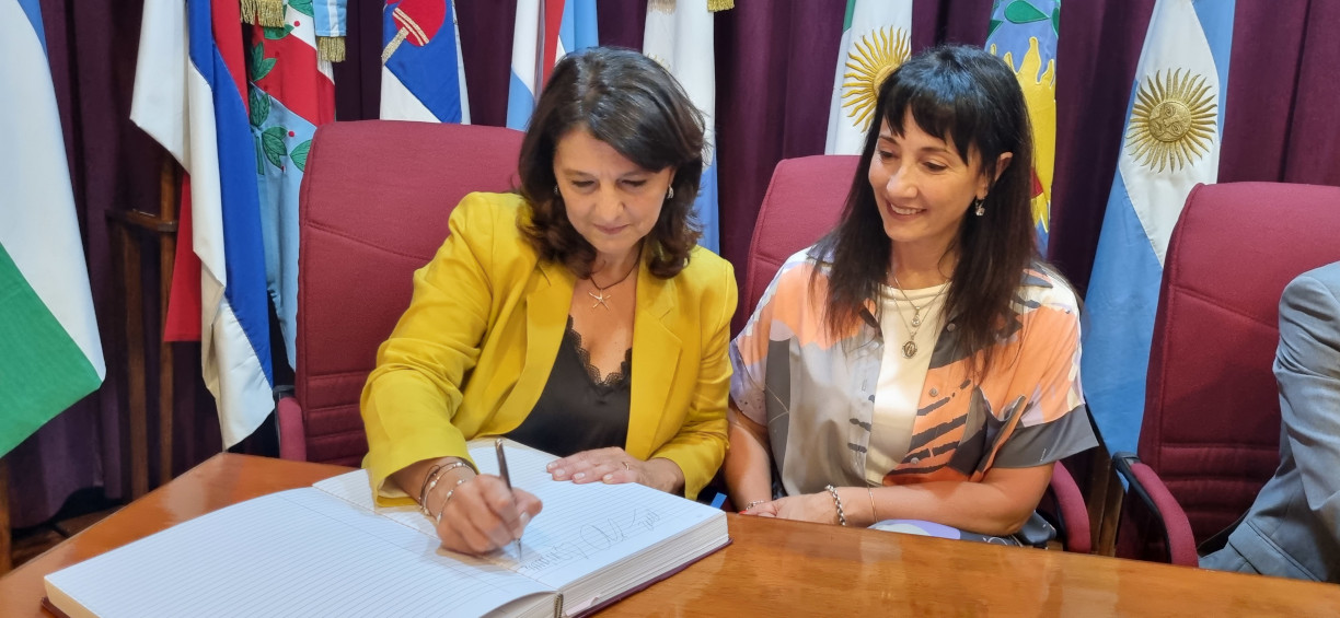 Fotografía Juramento jueza Corte de Justicia Maria Edit Nallim firmando libro de actas