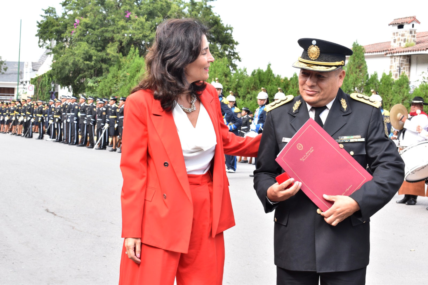 Fotografía: En el día de la Policía entregaron un reconocimiento de la Corte de Justicia a un Comisario General