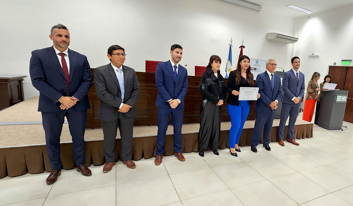 Fotografía. Entregaron certificados a los egresados de la diplomatura en derecho penal