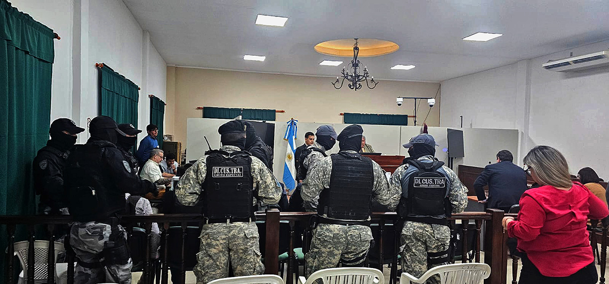 Fotografía: Tres hombres fueron condenados a prisión perpetua hoy en Orán luego que el jurado popular los declarara responsables de los delitos imputados